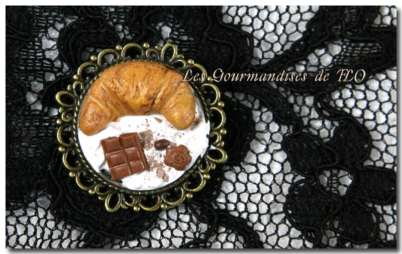 Broche ''Croissant chantilly''