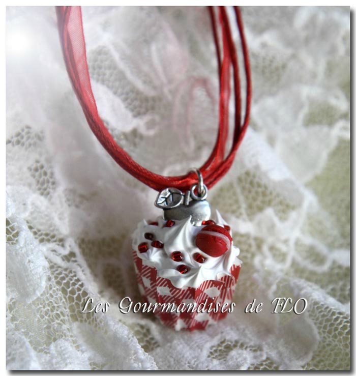 Collier cupcake chantilly pomme rouge