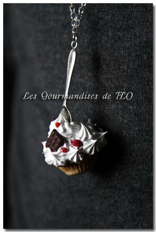 Collier cupcake chantilly chocolat et fruits rouges
